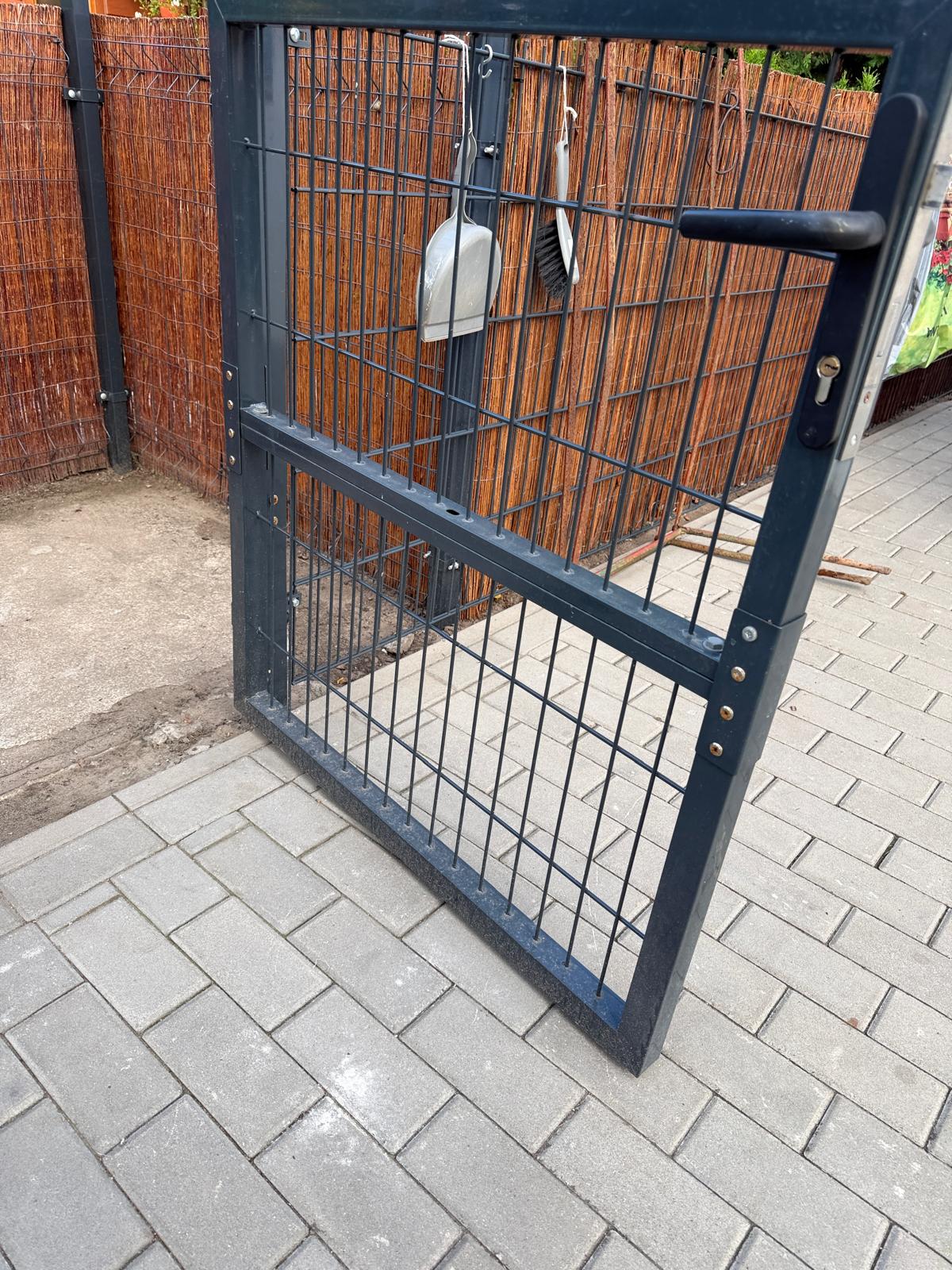 Furtka panelowa na kostce brukowej